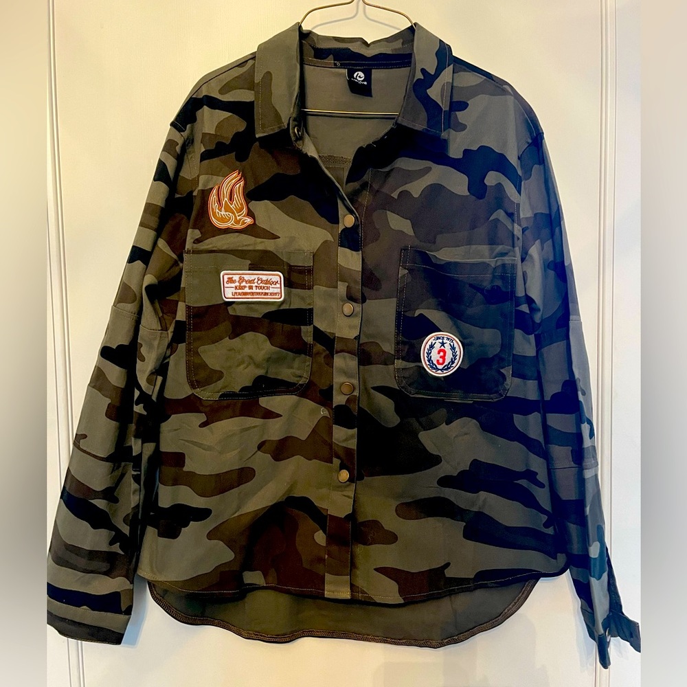 Woman medium green camo camouflage army jacket shirt embroidered patches 1977